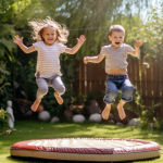 Børn har det sjovt på en rund trampolin i haven